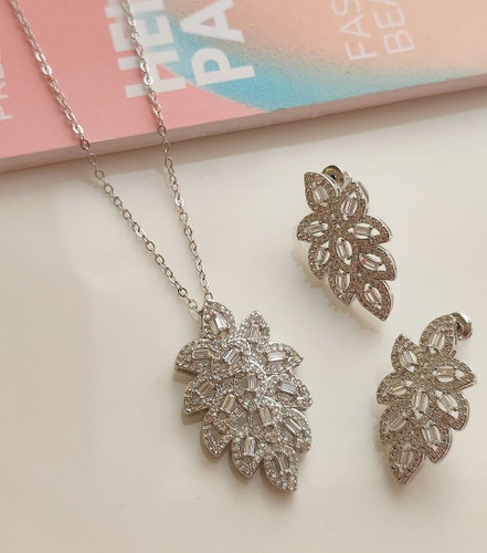 نیمست جواهری با طراحی برگهای درخشان و جزئیات خیرهکننده.رنگ به شرط مراقبت ثابت و کاملا ضد حساسیت و نگین ها مخرج کاری شده،گوشوارهامیخی